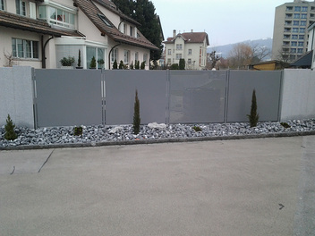 Sichtschutz mit Chromstahlpfosten, Wände Kunststoffelemente  - Fuchs & Fuchs Metallbau und Stahlbau AG